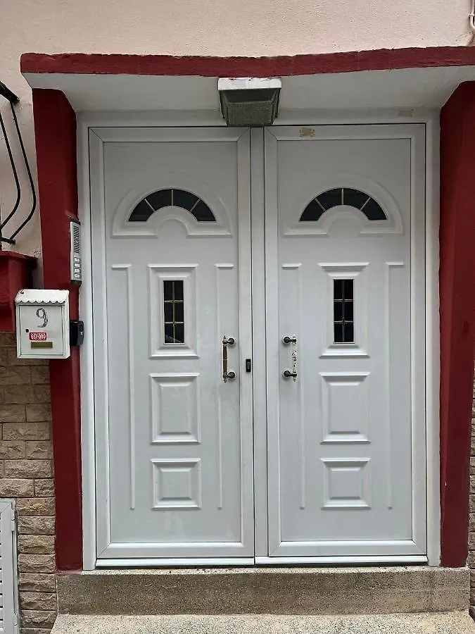 Two Bedroom Apartment In Historical Area contacte